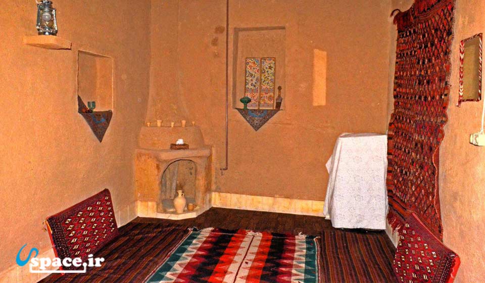 اتاق سنتی و زیبای اقامتگاه بوم گردی خانه کالان-پاسارگاد